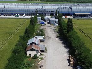 Curtea din spatele terenului, cu centrul logistic Lidl în fundal
