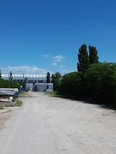 Platforma betonată a terenului, văzută de aproape