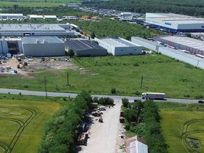 Fața terenului la DN72; peste drum, halele parcului industrial