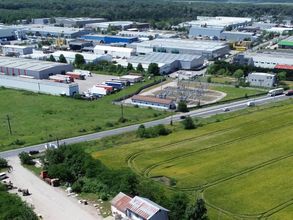 Fața terenului spre vest: stația electrică și parcarea de TIR-uri de peste drum